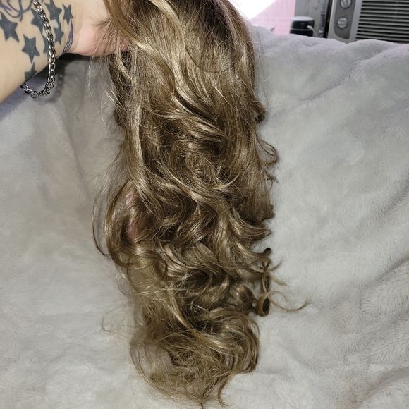 Brand New Lite brown wig - Picture 13 of 16